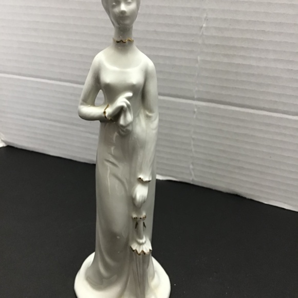 White Porcelain Lady with umbrella and handkerchief trimmed with gold Italy - Picture 7 of 8